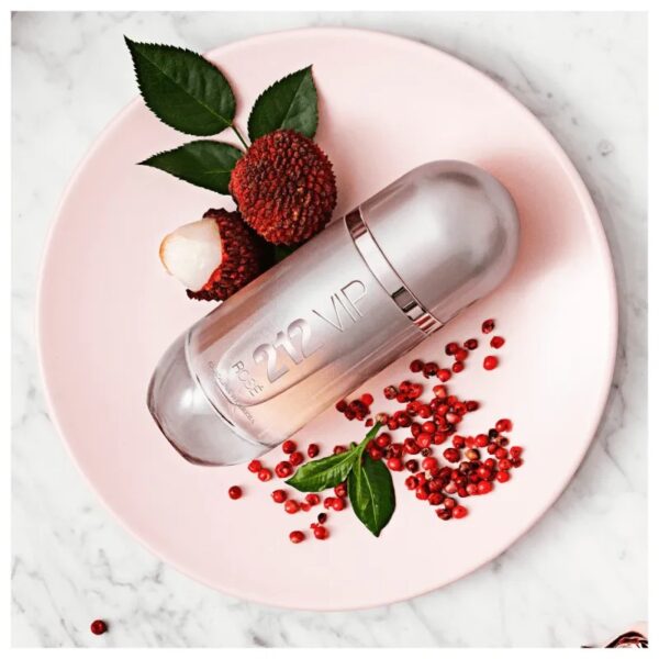 Kit 212 VIP Rosé Carolina Herrera Eau de Parfum 80ml + Body Lotion 100ml - Imagem 3